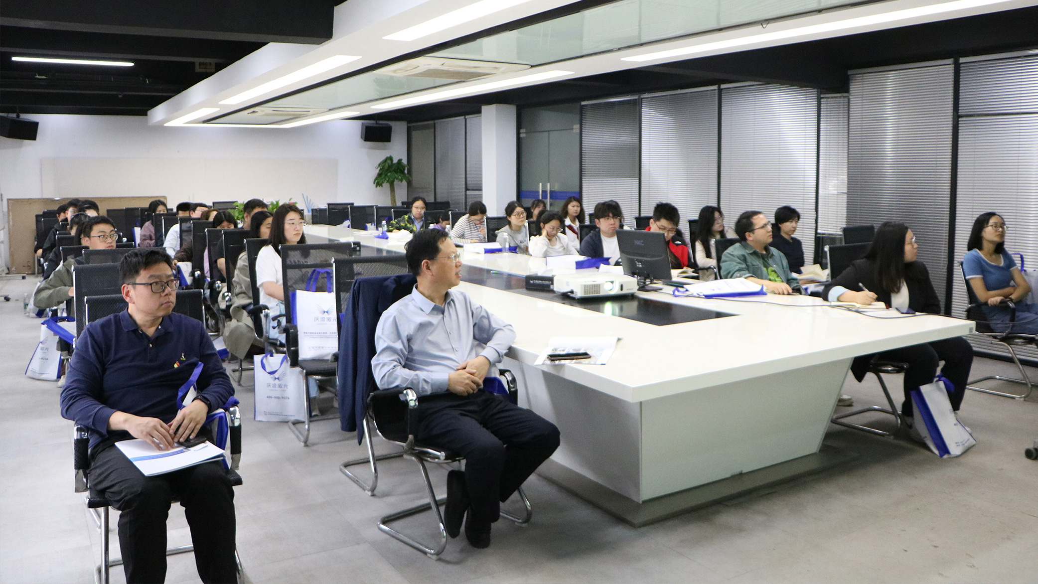自規(guī)局邀慶源激光創(chuàng)始人 分享奮斗經歷 青年干部汲取榜樣力量